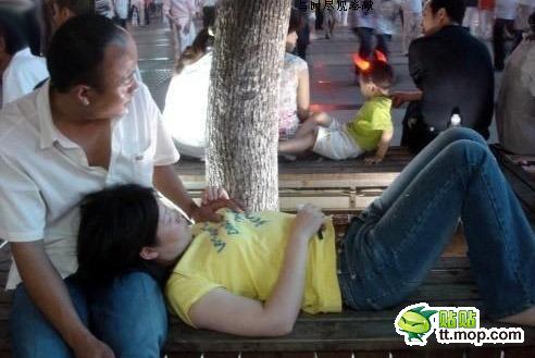 街拍街头一对 很黄很强大 情侣 真赶得上时代啊!