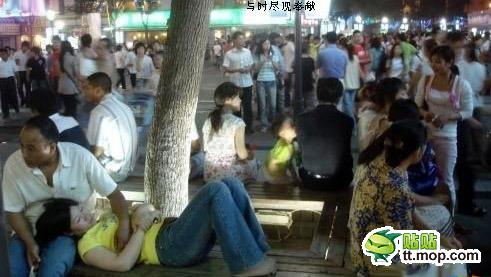 街拍街头一对 很黄很强大 情侣 真赶得上时代啊!