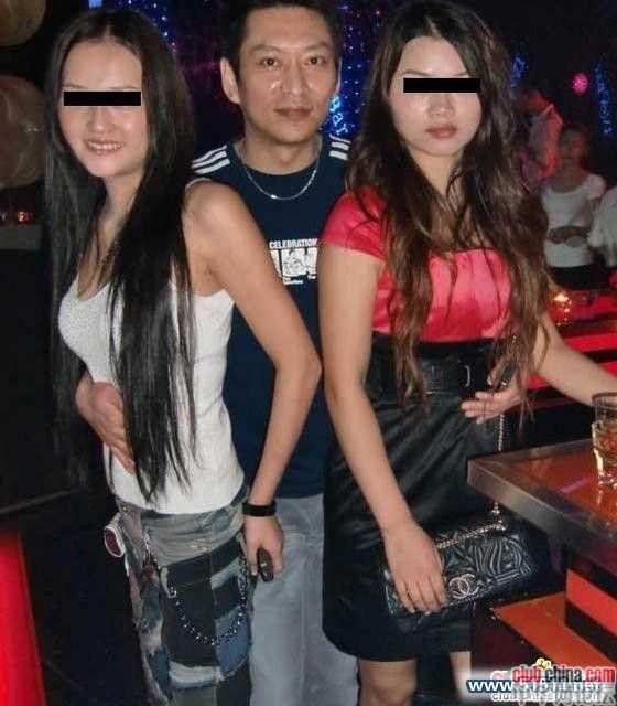 网络惊现深圳“抱抱哥” 称抱别人女友更性福