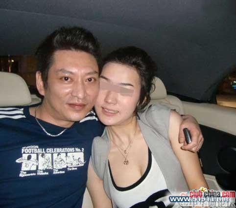 网络惊现深圳“抱抱哥” 称抱别人女友更性福