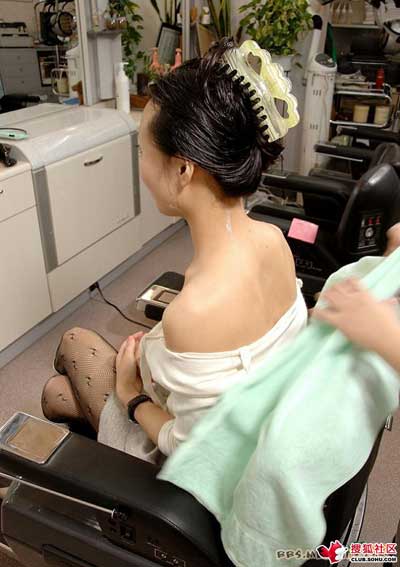 实拍MM在美容院刮毛全过程
