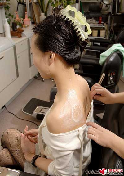 实拍MM在美容院刮毛全过程