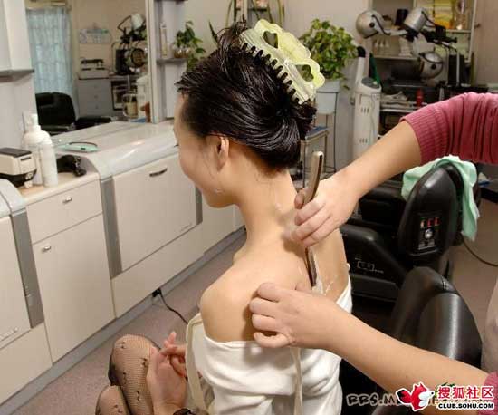 实拍MM在美容院刮毛全过程