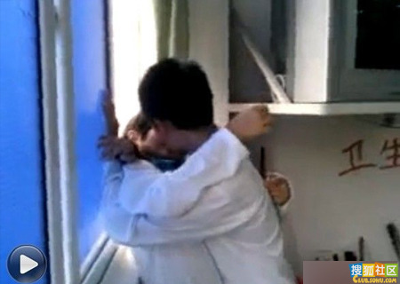 00后学生教室激情热吻 太不像话