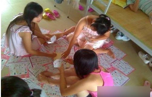 大学男女好疯狂 都是寂寞惹的祸