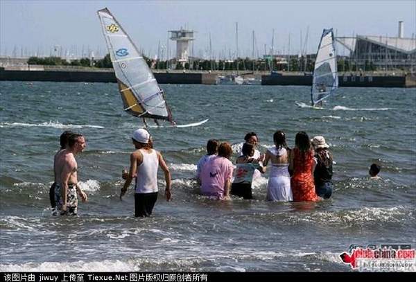 漂亮MM和老外在海边的疯狂一幕