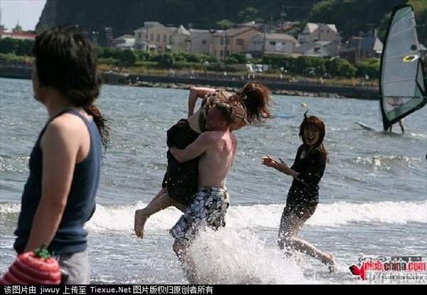 漂亮MM和老外在海边的疯狂一幕