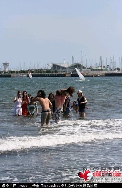 漂亮MM和老外在海边的疯狂一幕