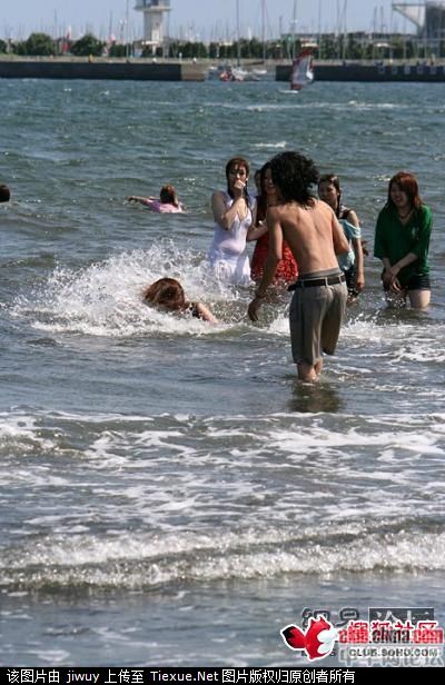 漂亮MM和老外在海边的疯狂一幕
