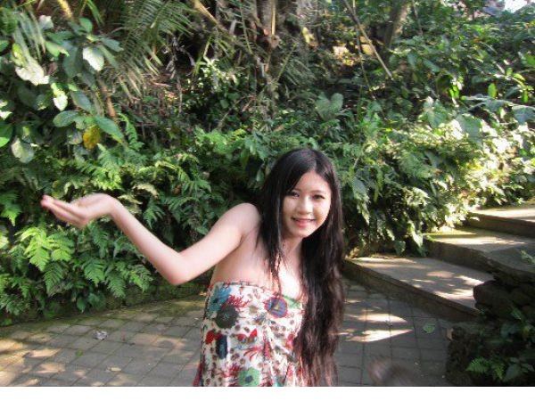 性感美女游客遭“色猴”袭击 竟然还很乐意(图2)