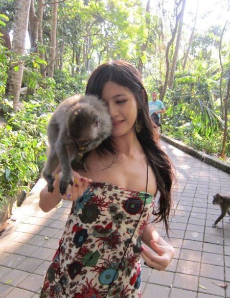 性感美女游客遭“色猴”袭击 竟然还很乐意(图4)