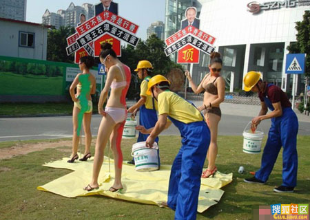 围观深圳仨内衣美女的怪举 好雷