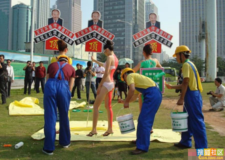 围观深圳仨内衣美女的怪举 好雷