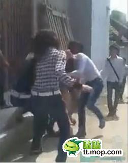 女生好惨 当街被五名90后群殴扒衣服(组图)