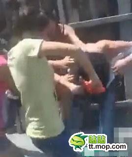 女生好惨 当街被五名90后群殴扒衣服(组图)1290600106013 女生好惨 当街被五名90后群殴扒衣服(组图)