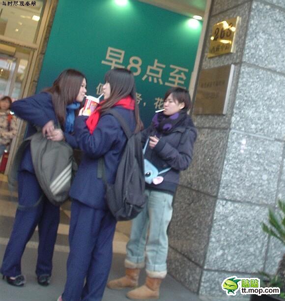 看来是离开学校已经太久,现在学生妹都这样明目张胆的抽烟吗!
