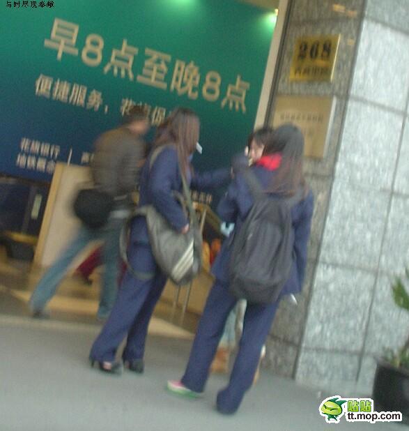 看来是离开学校已经太久,现在学生妹都这样明目张胆的抽烟吗!