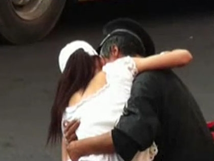 流浪汉与美女街头当众亲热被拍