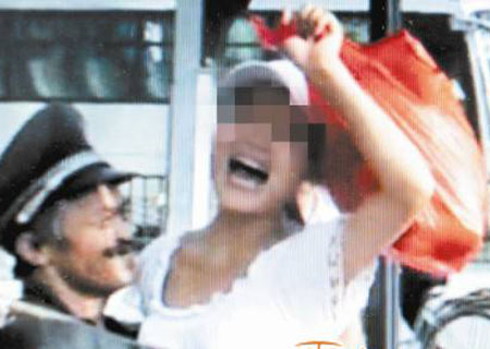 流浪汉与美女街头当众亲热被拍