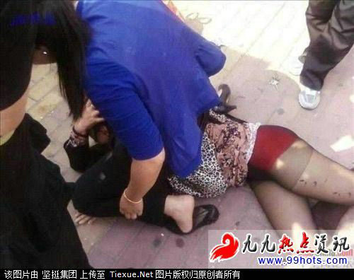 女人打架比男人还猛 好强悍